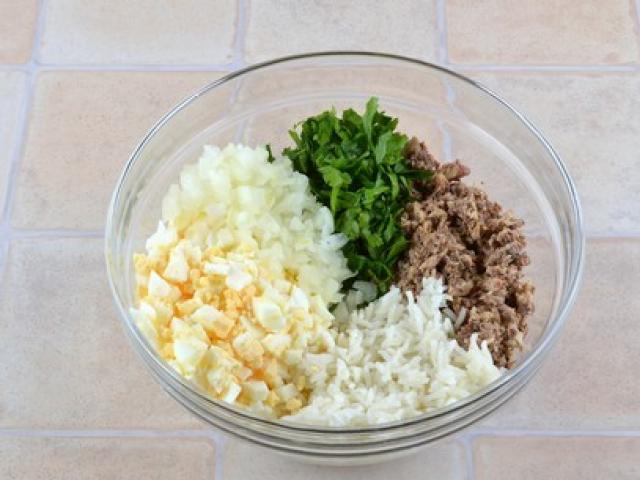 სალათი საურით და კვერცხით: მარტივი, მაგრამ გემრიელი რეცეპტი