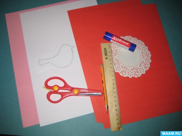 紙からの体積花：DIYを作成するためのパターンとマスタークラス