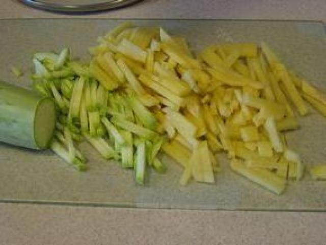 Жареная на сковороде картошка с кабачками – рецепт с вялеными помидорами и луком