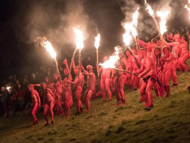 Esej o festivalu boja na engleskom jeziku sa prevodom na ruski