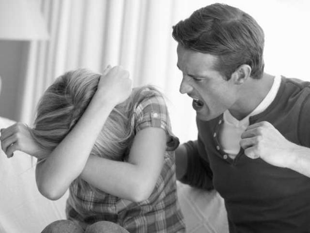 Mąż stale zniewagi i upokarza: ile nadal toleruje?