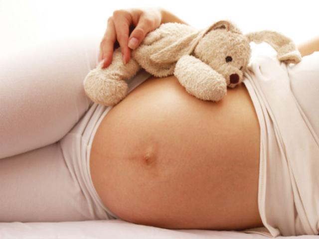 Почему при беременности пупок может вылезать, темнеть и становиться горячим, что делать?