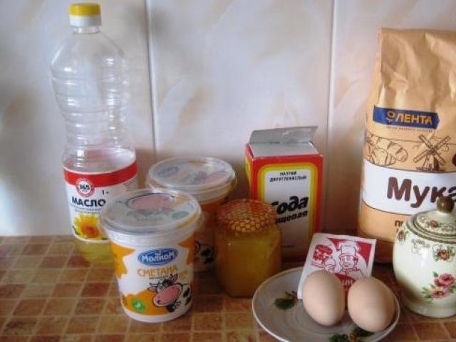 Tortë me mjaltë: një recetë hap pas hapi me një foto, e provuar nga brezat