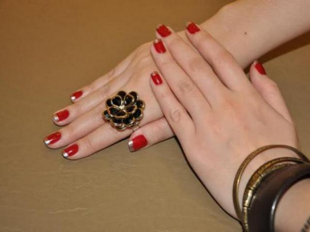 Czerwony francuski wzór paznokci: zdjęcie stylowego manicure