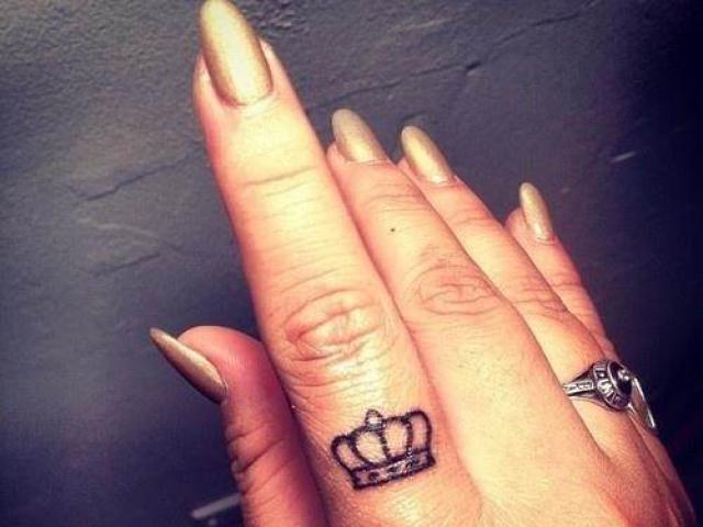 Что обозначает тату корона на руке
