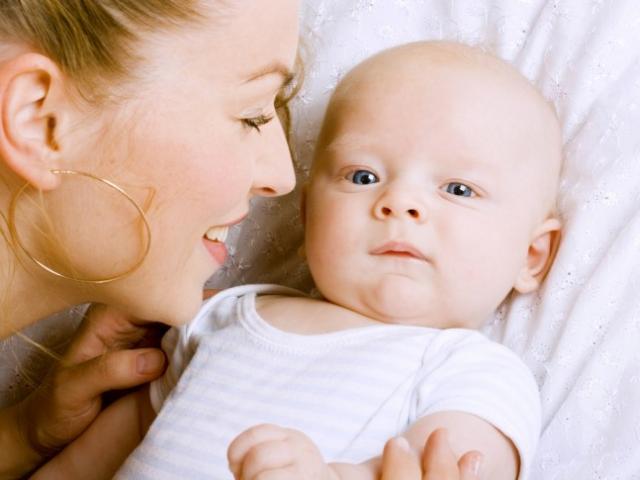 Zhvillimi dhe ushqyerja e një foshnjeje të lindur para kohe sipas muajit deri në 1 vit: të gjitha tiparet e kujdesit në shtëpi